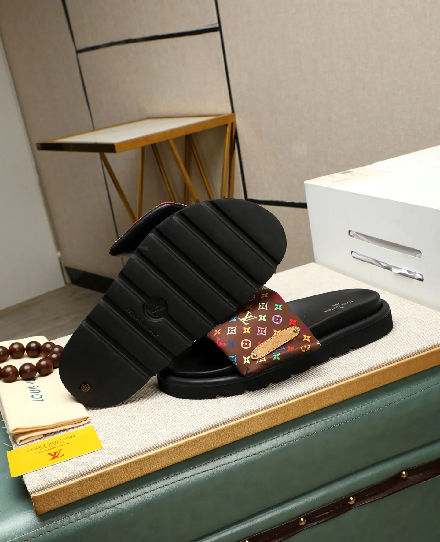 Factory price 360 ​​🐢🐢Men's shoes for couples, with drawer box [LOUIS VUITTON] Louis Vuitton, the latest LV official website printed wallet and men's and women's slippers 🔥🔥🔥 are now on the market. The drawer box is packaged with cloth bags and cards. The upper pattern looks very soft and waxy, and is a super versatile leg slimming tool. Fabric: Imported denim/down silk cotton embossed, LV hardware LOGO, official website pattern printing, lining: water-dyed sheepskin down filling, comfortable to wear, feet: high-elastic PU water platform. Sole: foam sole, heel height: about 5cm. Code number 36-44, (35 45 customized)